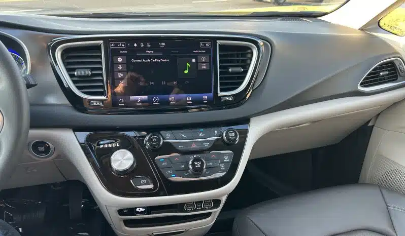 2024 Chrysler Pacifica Touring full