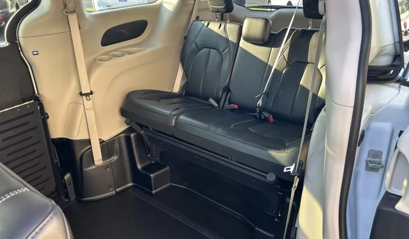 2024 Chrysler Pacifica Touring full