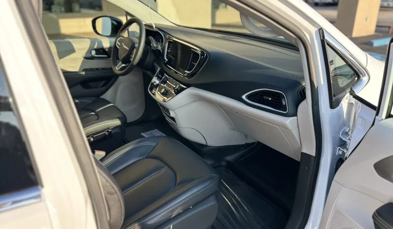2024 Chrysler Pacifica Touring full