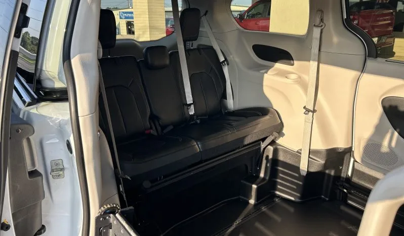 2024 Chrysler Pacifica Touring full