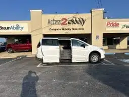 2024 Chrysler Pacifica Touring full