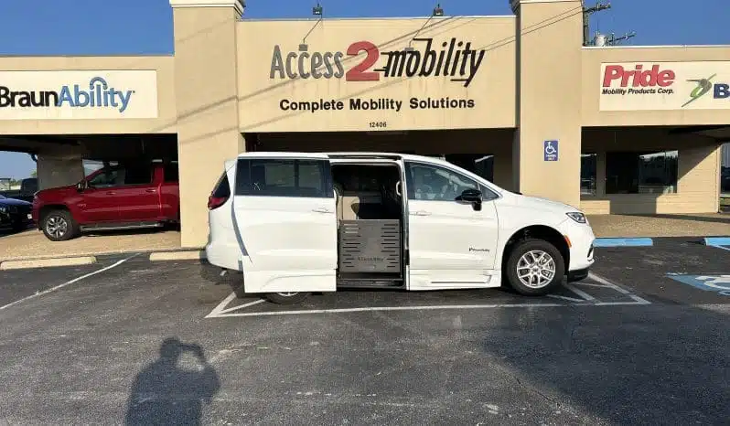 2024 Chrysler Pacifica Touring full