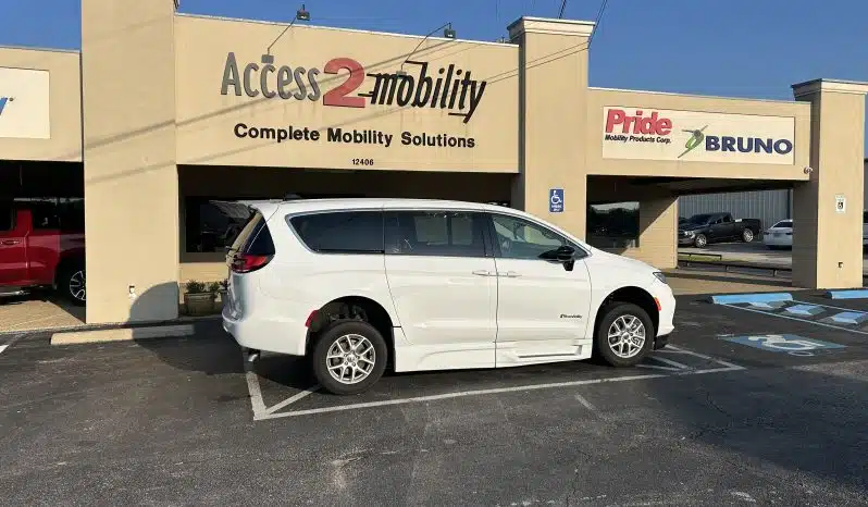 2024 Chrysler Pacifica Touring full