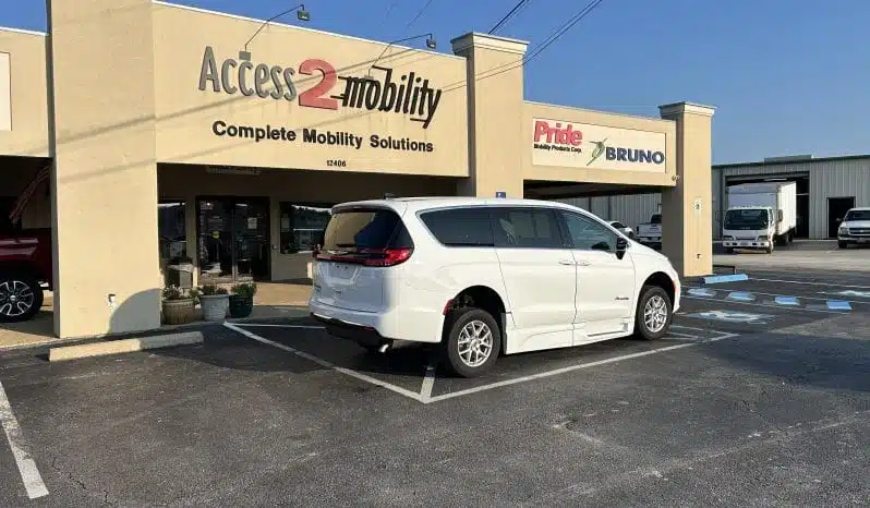 2024 Chrysler Pacifica Touring full