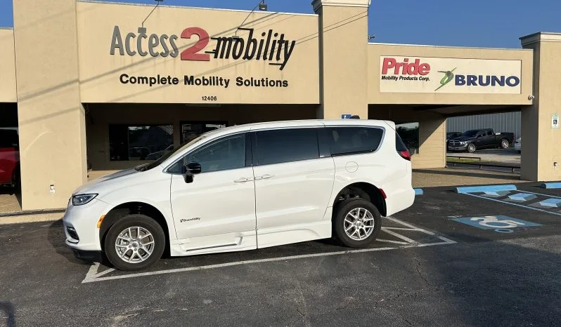 2024 Chrysler Pacifica Touring full