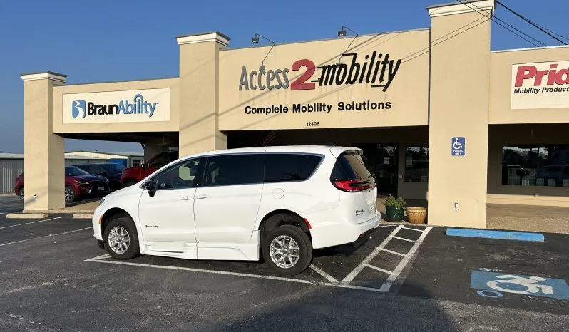 2024 Chrysler Pacifica Touring full