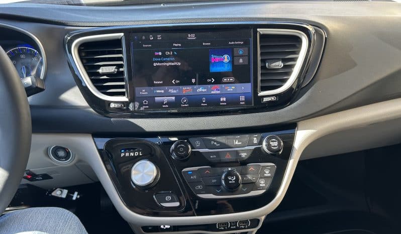 2022 Chrysler Pacifica Touring L full