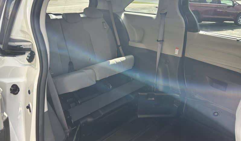 2024 Toyota Sienna LE full