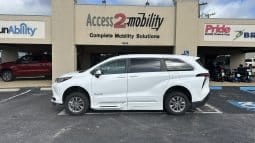 2024 Toyota Sienna LE full