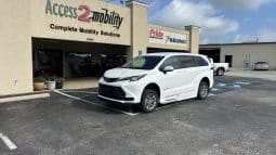 2024 Toyota Sienna LE full