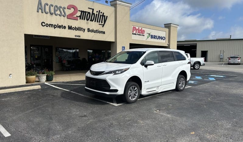 2024 Toyota Sienna LE full