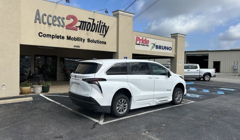 2024 Toyota Sienna LE full