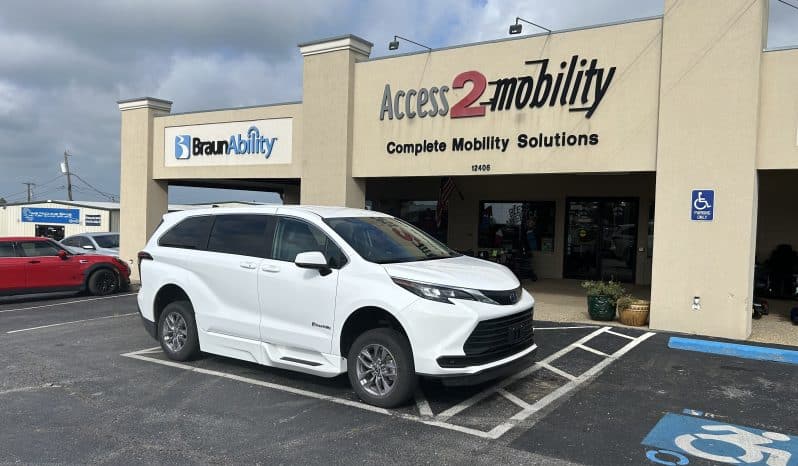 2024 Toyota Sienna LE full