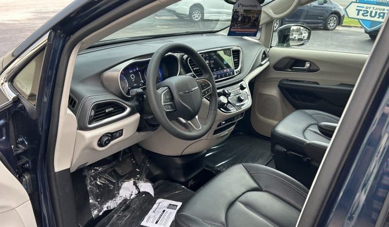 2024 Chrysler Pacifica Touring L full