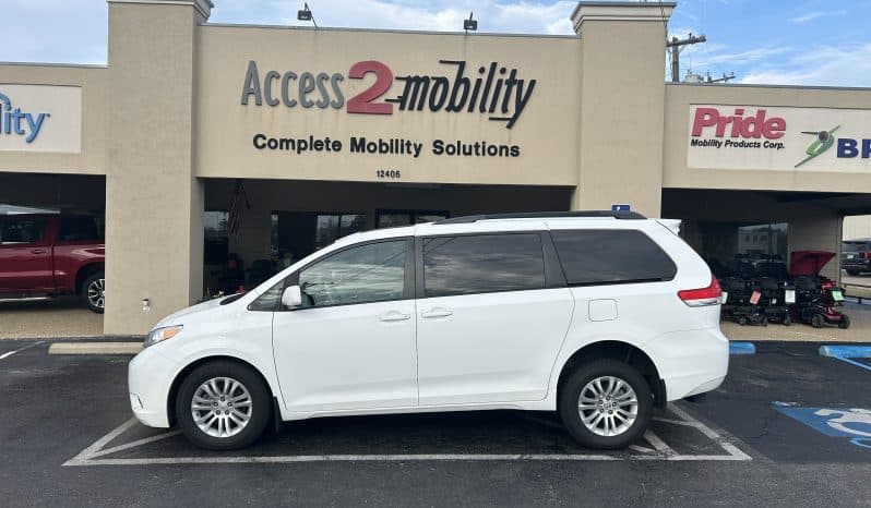 2011 Toyota Sienna XLE full