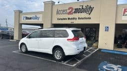 2011 Toyota Sienna XLE full