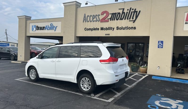 2011 Toyota Sienna XLE full