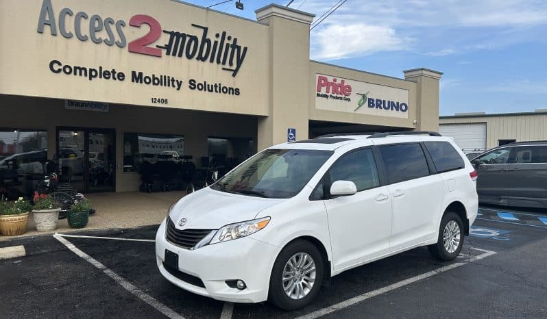 2011 Toyota Sienna XLE full