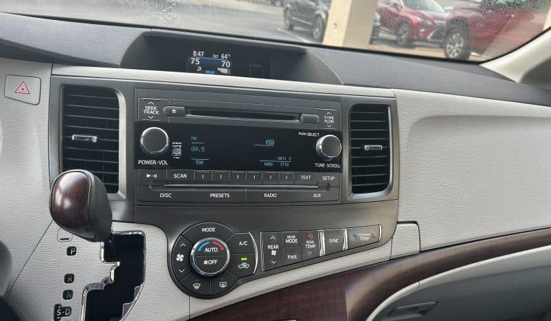 2011 Toyota Sienna XLE full