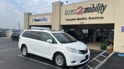 2011 Toyota Sienna XLE full