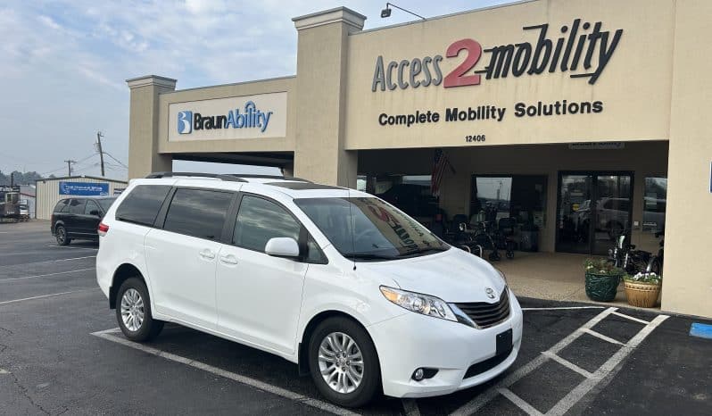 2011 Toyota Sienna XLE full