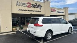 2011 Toyota Sienna XLE full