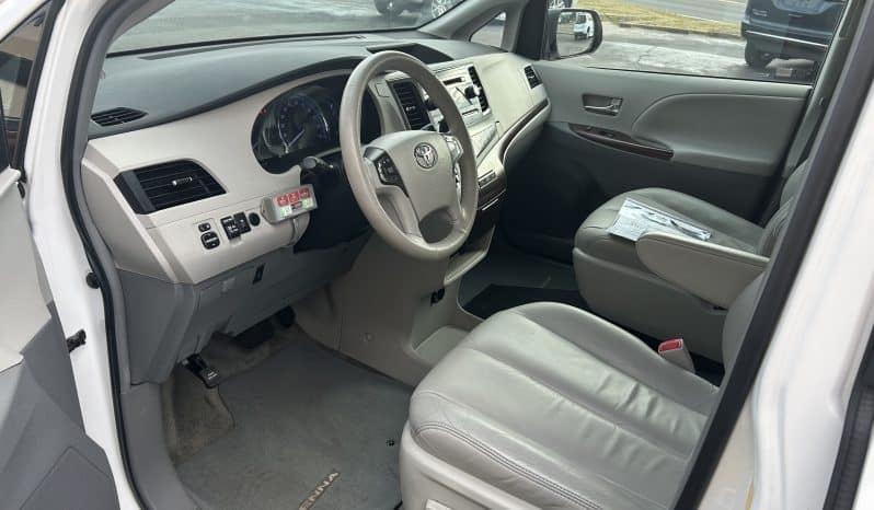 2011 Toyota Sienna XLE full