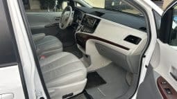 2011 Toyota Sienna XLE full