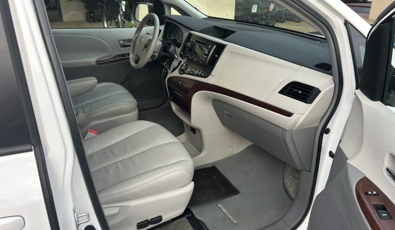 2011 Toyota Sienna XLE full