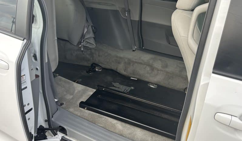 2011 Toyota Sienna XLE full