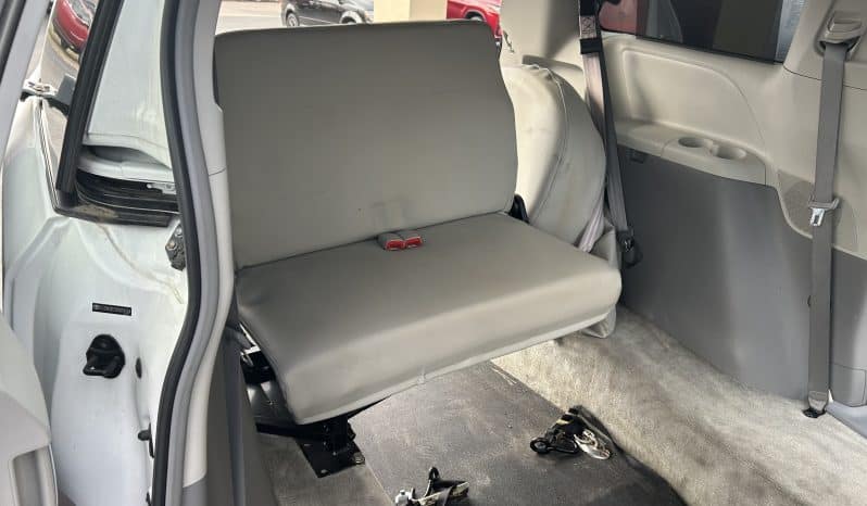2011 Toyota Sienna XLE full