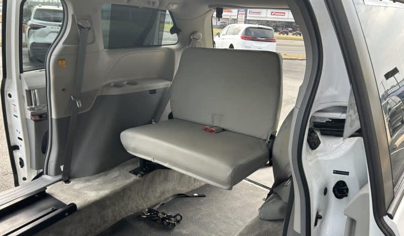2011 Toyota Sienna XLE full