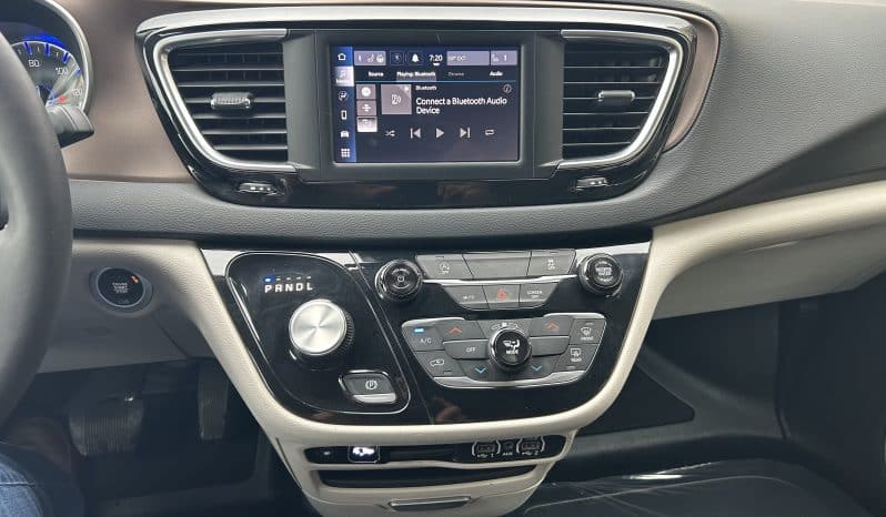 2024 Chrysler Voyager LX full