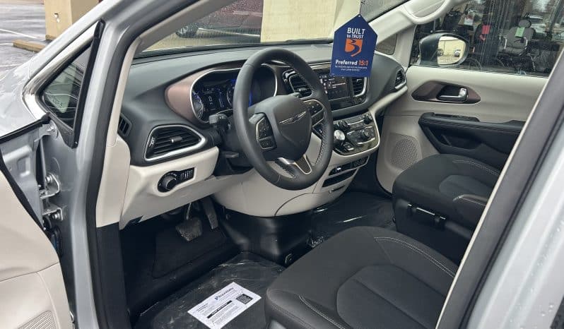 2024 Chrysler Voyager LX full