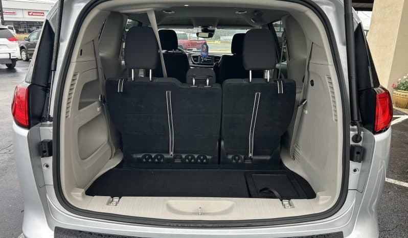 2024 Chrysler Voyager LX full