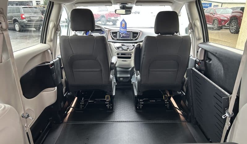 2024 Chrysler Voyager LX full