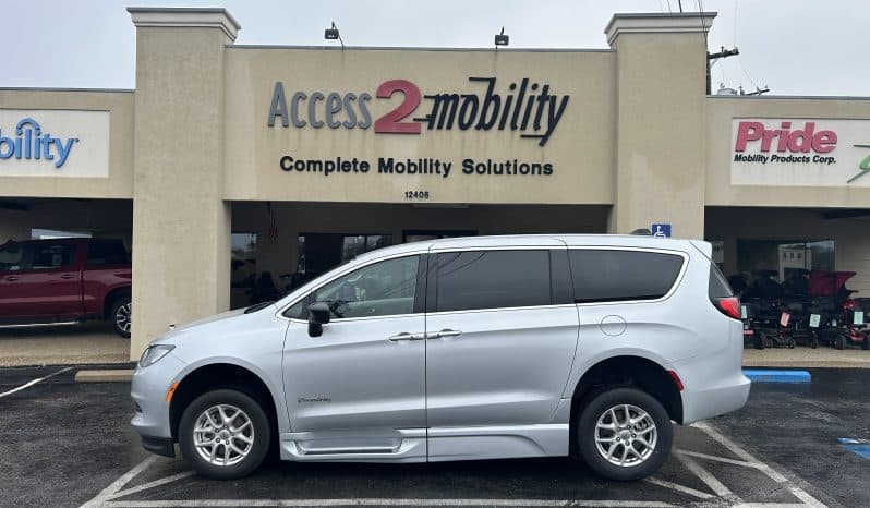 2024 Chrysler Voyager LX full