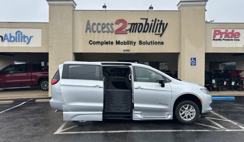 2024 Chrysler Voyager LX full