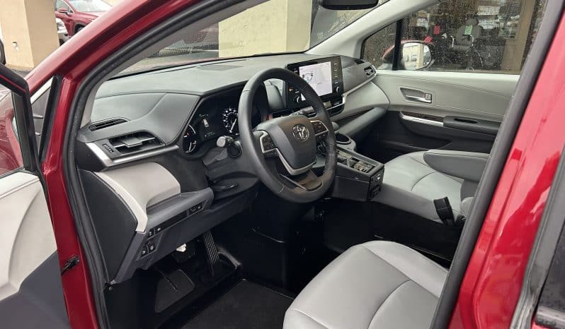 2021 Toyota Sienna XLE full