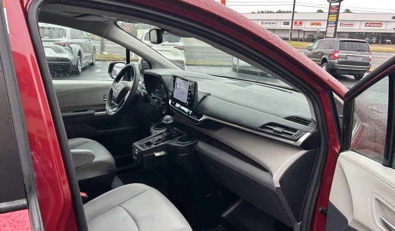 2021 Toyota Sienna XLE full