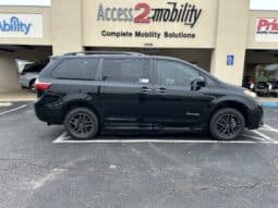 2019 Toyota Sienna XLE full