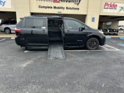 2019 Toyota Sienna XLE full