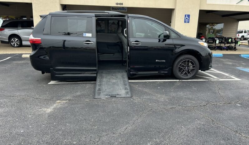 2019 Toyota Sienna XLE full
