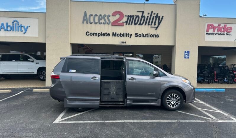 2018 Toyota Sienna XLE full