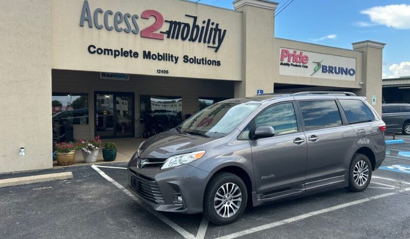 2018 Toyota Sienna XLE full