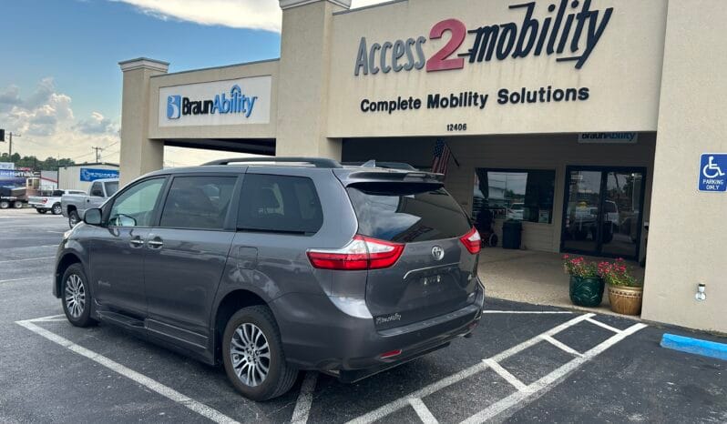 2018 Toyota Sienna XLE full