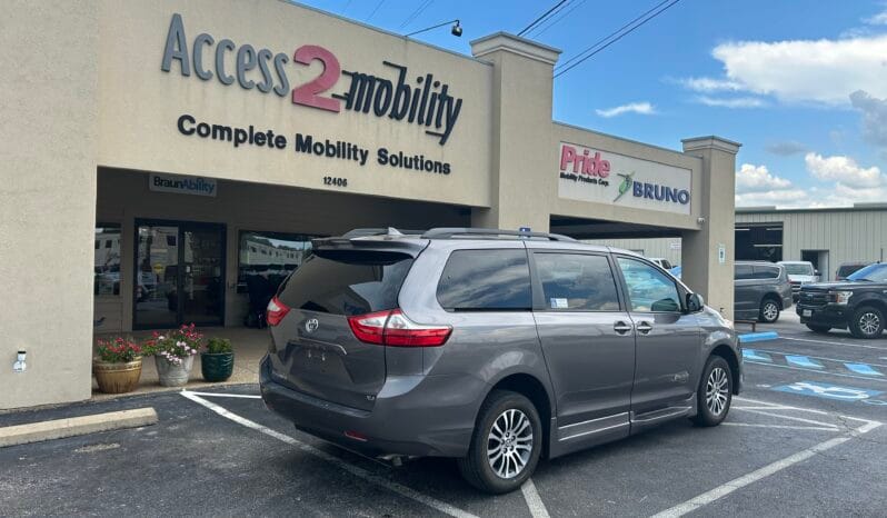 2018 Toyota Sienna XLE full