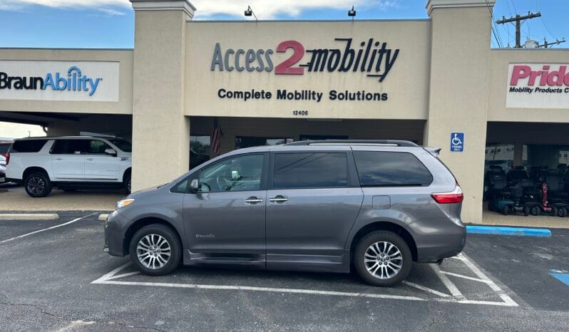 2018 Toyota Sienna XLE full