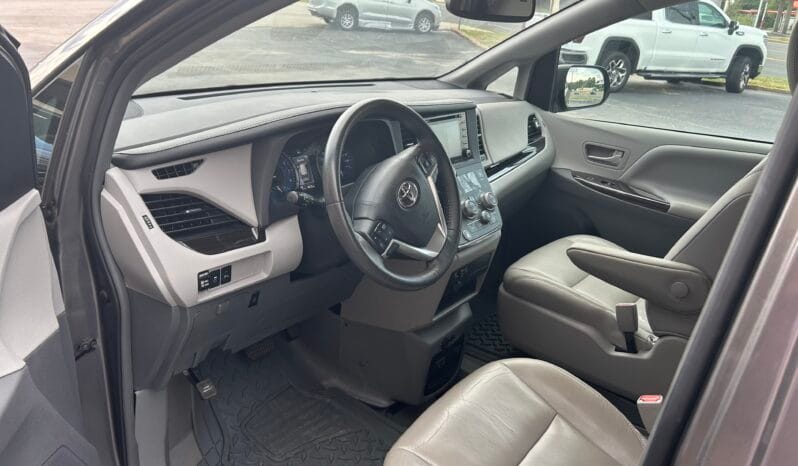 2018 Toyota Sienna XLE full