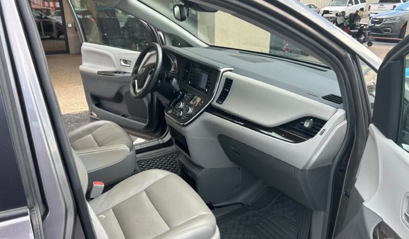 2018 Toyota Sienna XLE full